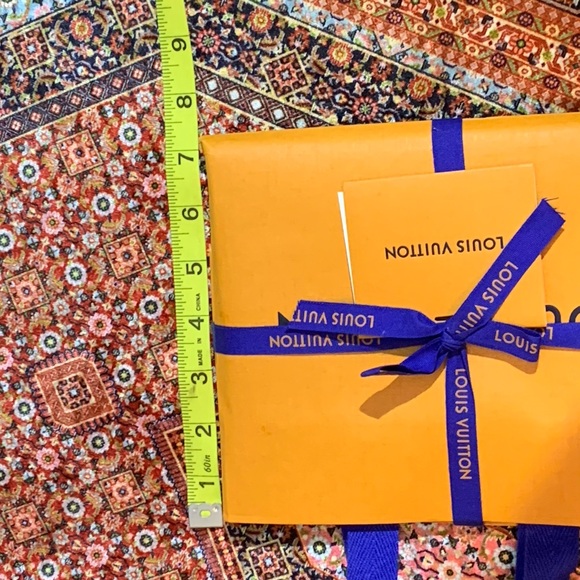 SOLD - ✨ HOST PICK ✨ Louis Vuitton wrapped city guide gift - Picture 6 of 11